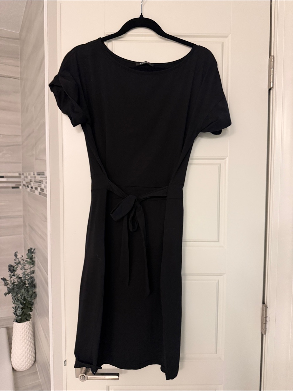 Classic Black Tie-Waist Women's Dress with pockets adjustable ties